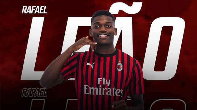 6/ Rafael Leao (AC Milan, 25 triệu euro): Chàng trai người Bồ Đào Nha có một mùa giải 2018/2019 bùng nổ trong màu áo Lille với 8 bàn thắng và 3 pha kiến tạo thành bàn. Chính điều đó đã buộc AC Milan phá két đưa anh về San Siro trong mùa hè này.