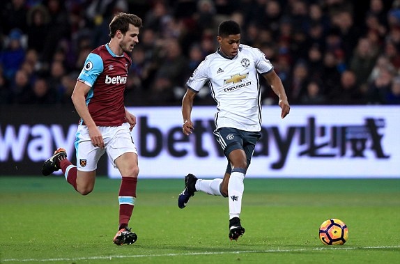 Rashford là người gây đột biến kể từ khi anh vào sân. Ảnh: Daily Mail.