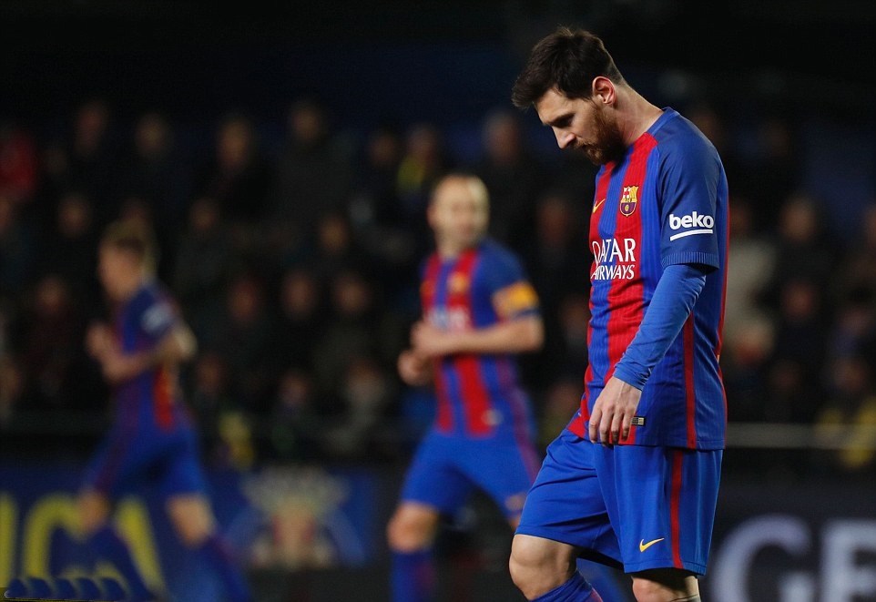 Messi không cứu nổi Barca. Ảnh: Daily Mail.