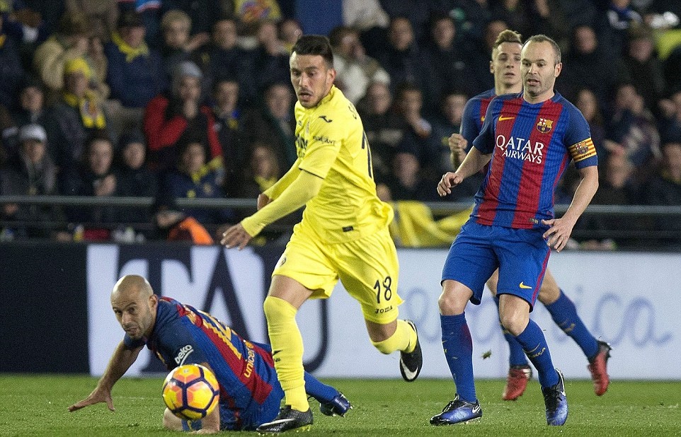 Hàng phòng ngự Barca chơi khá tồi. Ảnh: Daily Mail.