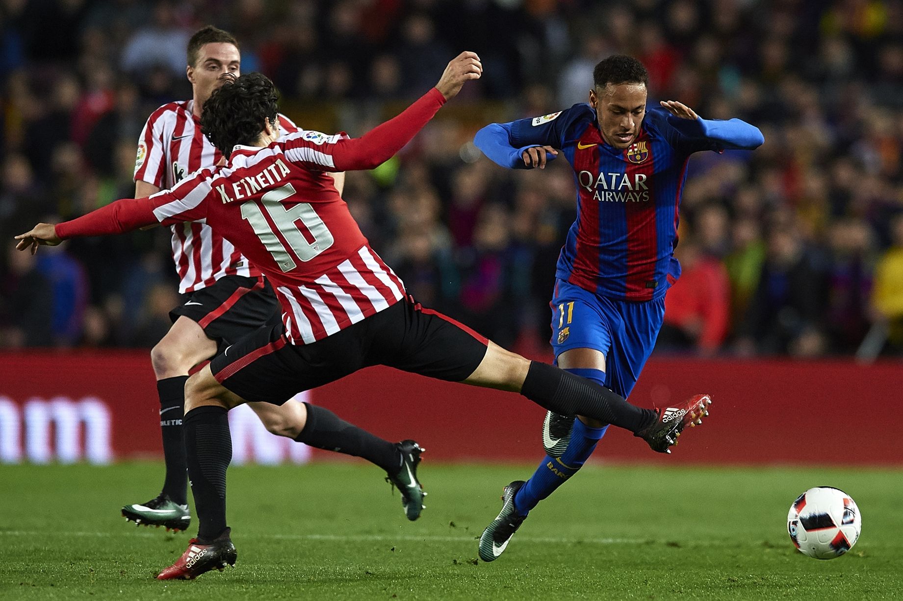 Neymar đột phá. Ảnh: Mirro.