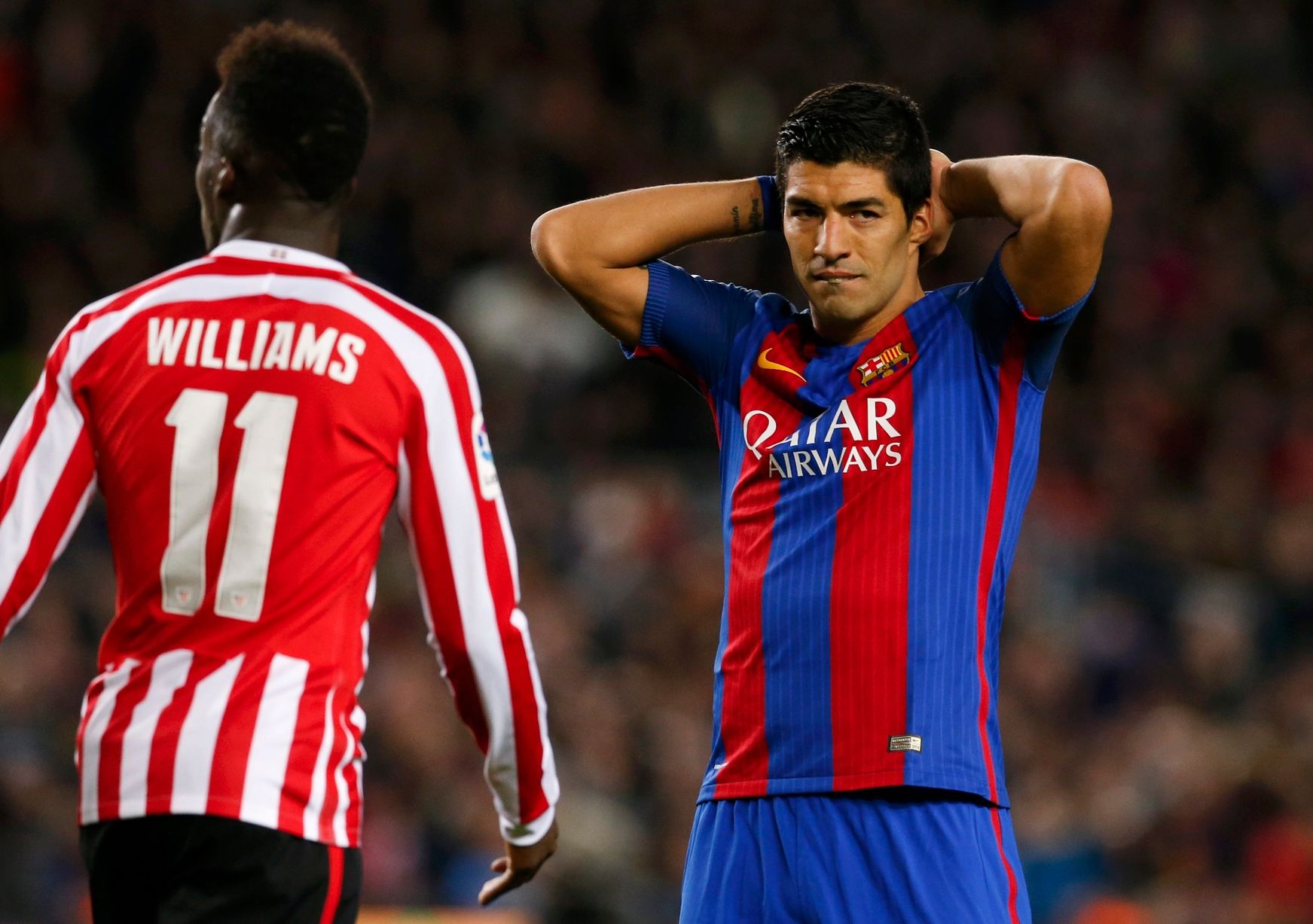 Suarez đưa bóng vào lưới ở phút 25 nhưng không được công nhận. Ảnh: Mirro.