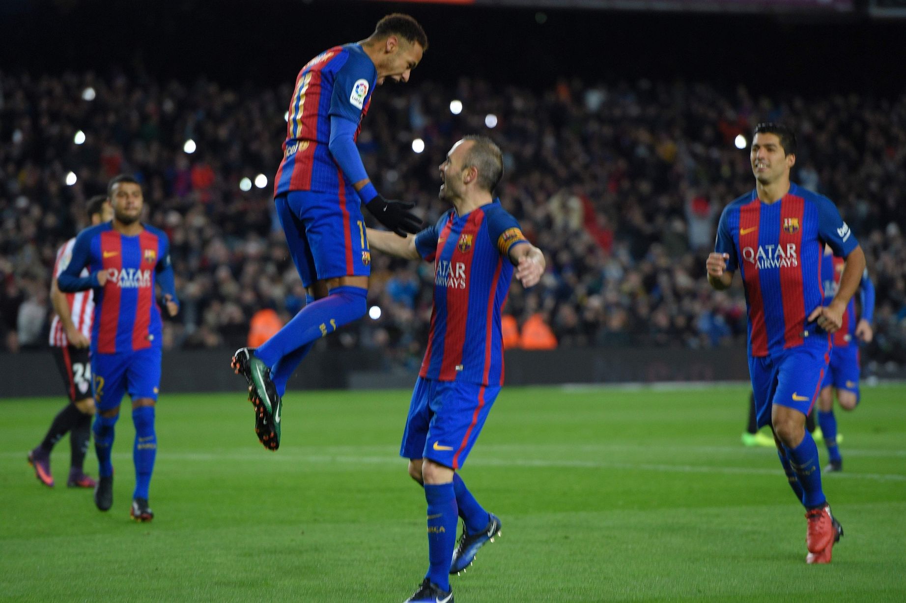 Ăn mừng cùng Iniesta. Ảnh: Mirro.