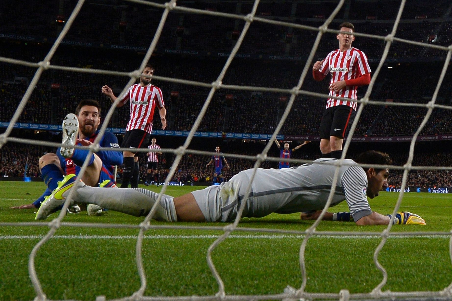 Barca chơi lấn lướt từ những phút đầu. Ảnh: Mirro.