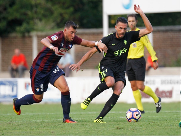 2.  Xavi Torres (bên phải) - Sporting.