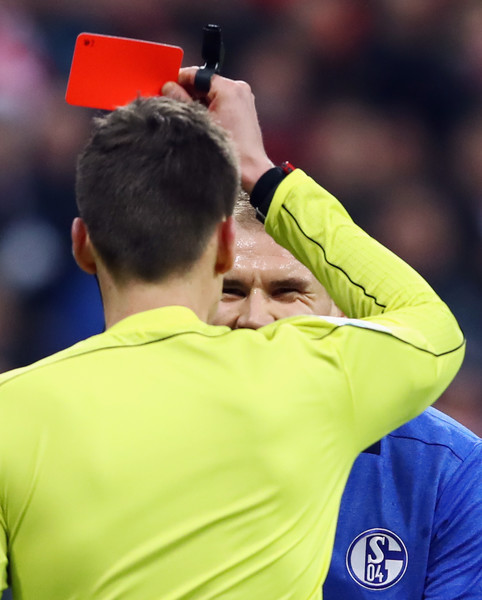 Tâm điểm của hiệp 2 chính là tấm thẻ đỏ của trung vệ Holger Badstuber, một người cũ của Bayern