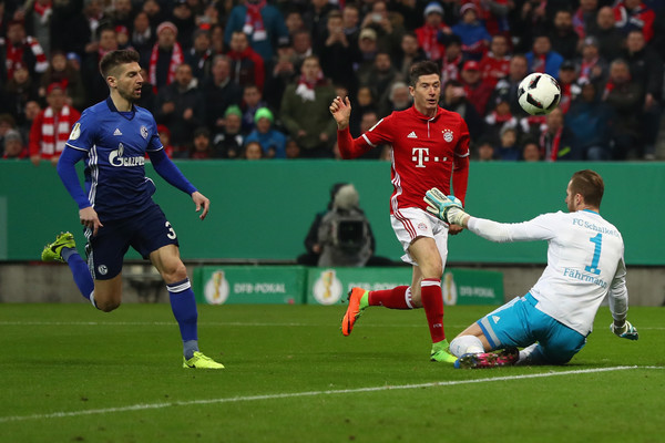 Ảnh bài viết Chùm ảnh: Lewandowski tỏa sáng, người cũ nhận thẻ đỏ, Hùm xàm dễ dàng vào Bán kết
