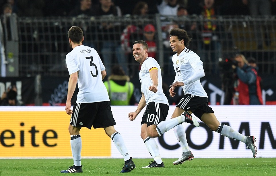 Ảnh bài viết Nã rách lưới Joe Hart, Podolski có màn chia tay tuyển Đức đầy ngọt ngào