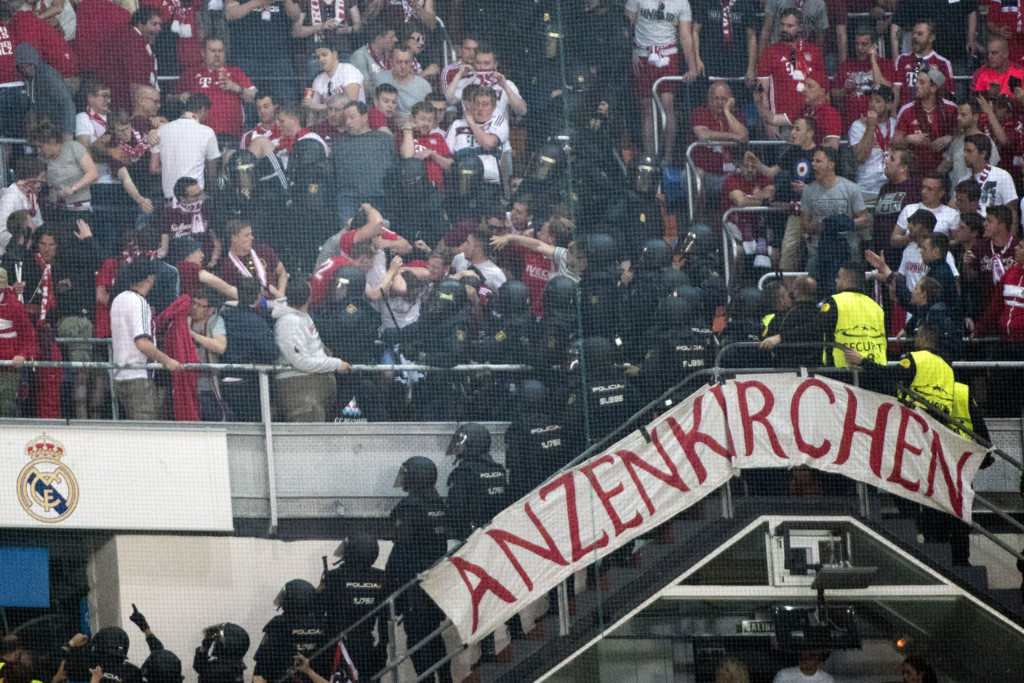 Ảnh bài viết CĐV Bayern ẩu đả với cảnh sát trên Bernabeu