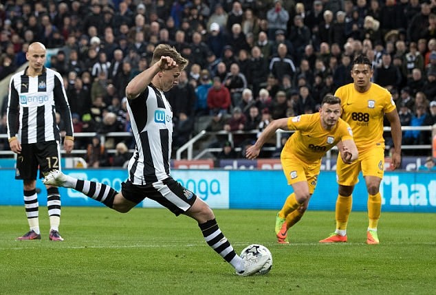 Ritchie nâng tỷ số 3-1 trên chấm phạt đền.