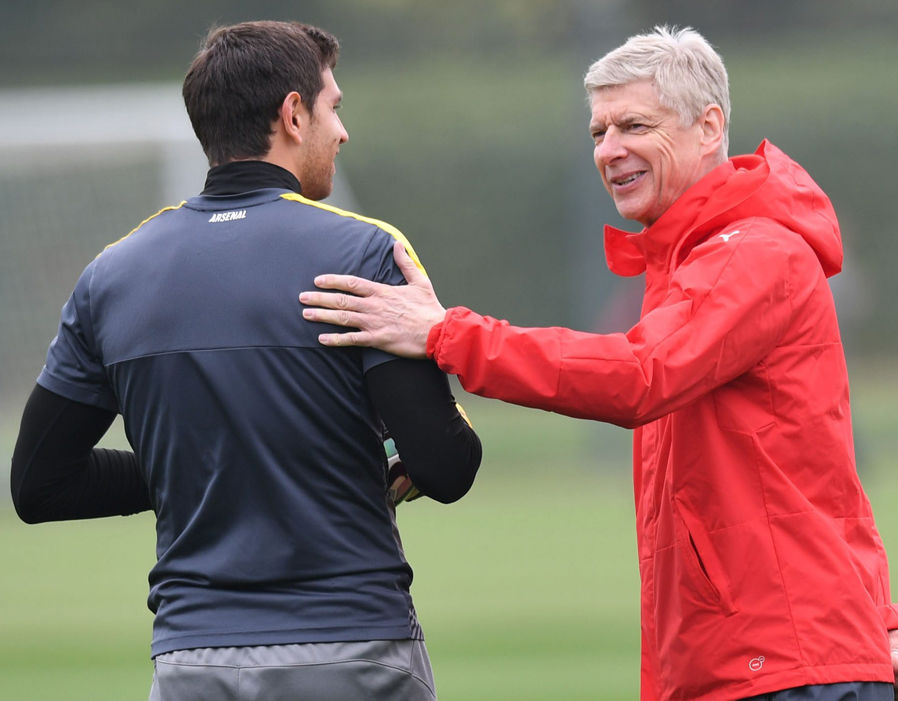 Ảnh bài viết Arsene Wenger ân cần hỏi thăm các học trò