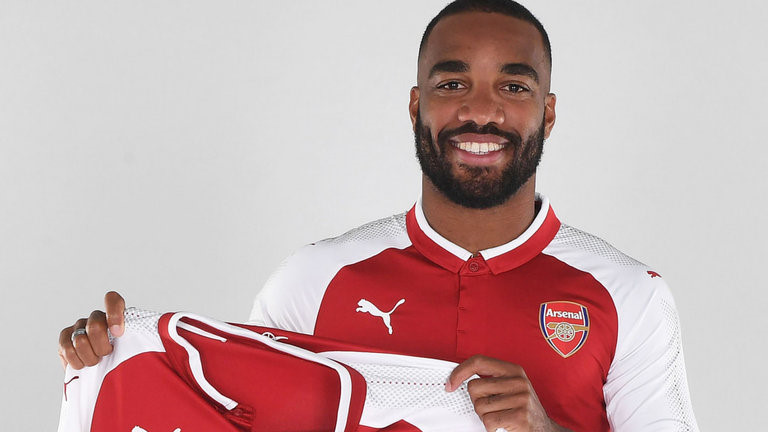 Tiền đạo Alexandre Lacazette (Lyon sang Arsenal - 47 triệu bảng)