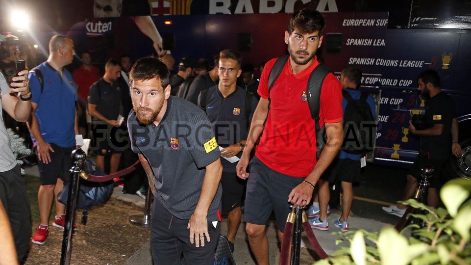 Các ngôi sao của Barcelona luôn được chào đón cuồng nhiệt.