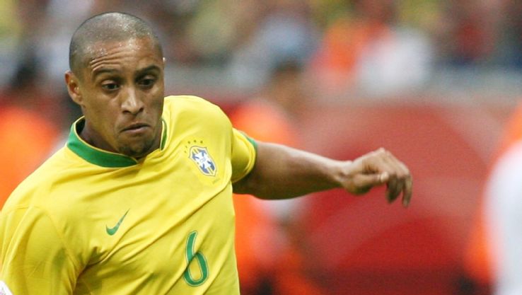 Hậu vệ trái: Roberto Carlos