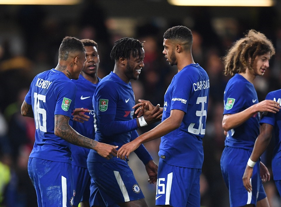 Batshuayi hoàn tất cú hattrick ở phút 86.