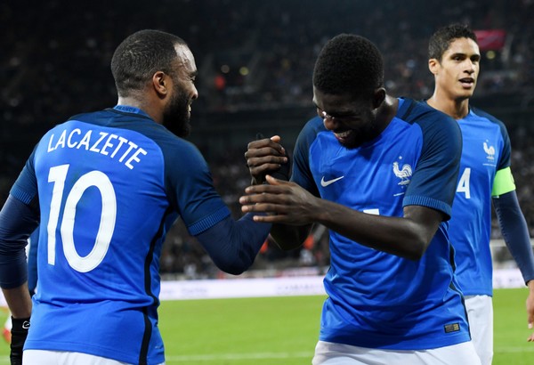 Lacazette đưa Gà trống vươn lên dẫn trước ở phút 71.