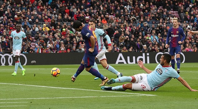 Luis Suarez đưa Barca vươn lên dẫn trước trong hiệp hai.