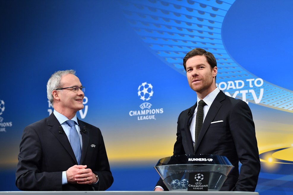 Xabi Alonso được mời lên phát biểu.