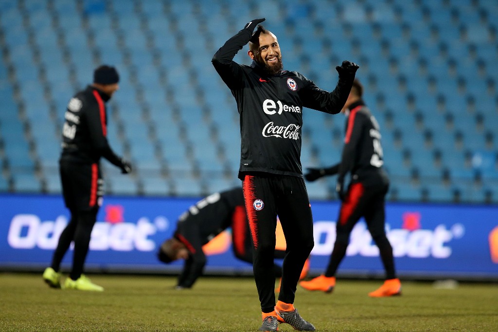 Vidal cười tươi trên sân tập.