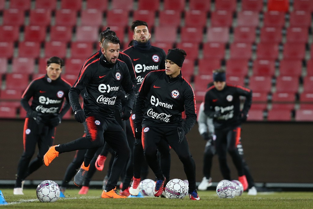Sanchez tỏ ra đăm chiêu trong buổi tập mới nhất của Chile.