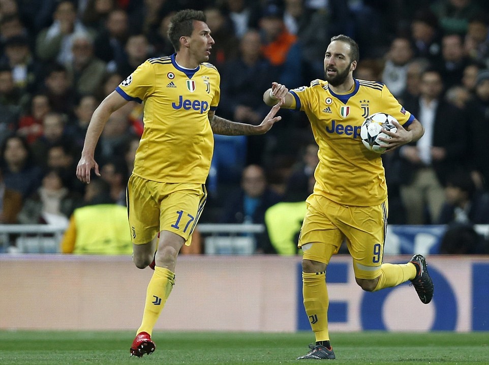 Mandzukic lập cú đúp trong hiệp một.