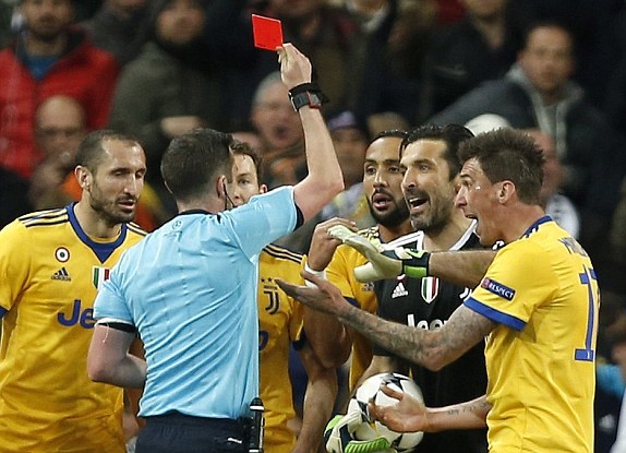 Juventus nhận án phạt oan nghiệt ở phút bù giờ.