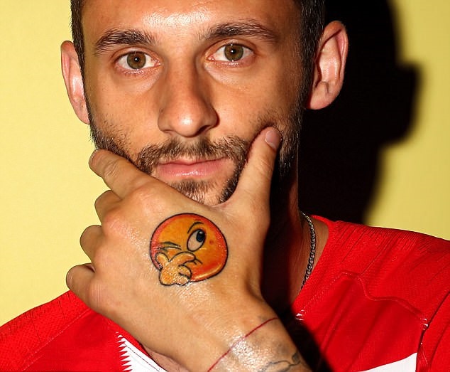 Marcelo Brozovic của đội tuyển Croatia xăm một biểu tượng cảm xúc khá ngộ nghĩnh.
