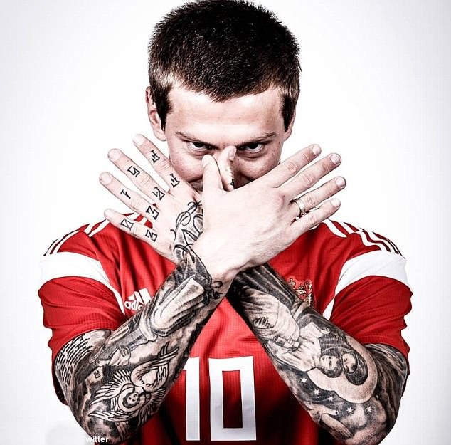 Fyodor Smolov xăm kín cả hai tay.