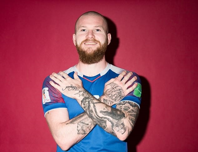 Aron Gunnarsson thì lại gây ấn tượng bởi những hình xăm đầy vẻ hung dữ.