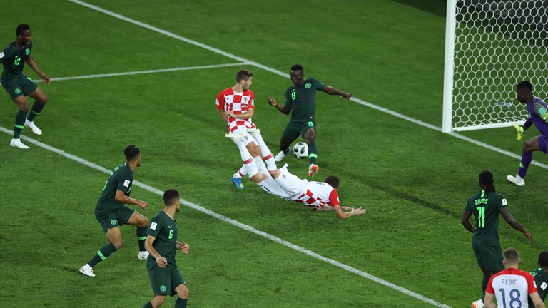 Mandzukic đánh đầu khiến đối thủ phản lưới nhà.