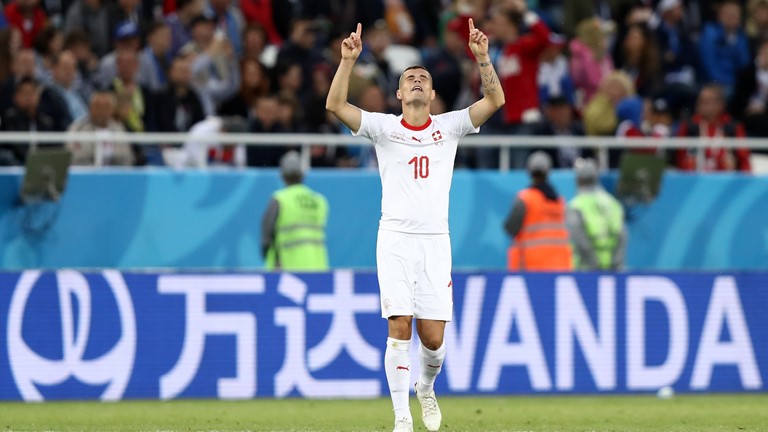 Xhaka lập siêu phẩm.