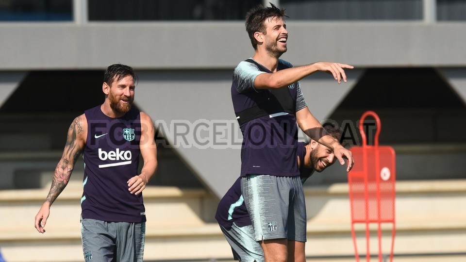 Nhiều trụ cột của Barca ở lại CLB để tập luyện.