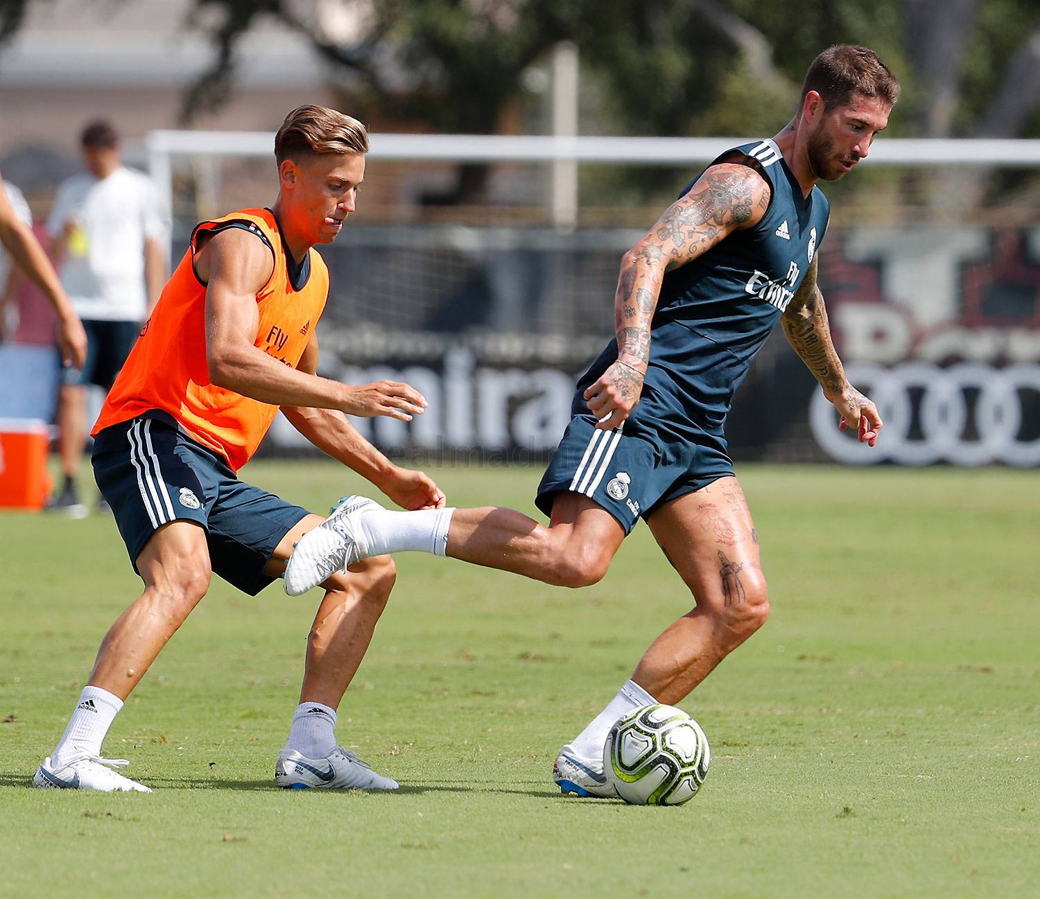 Sergio Ramos khoe cơ bắp khủng.