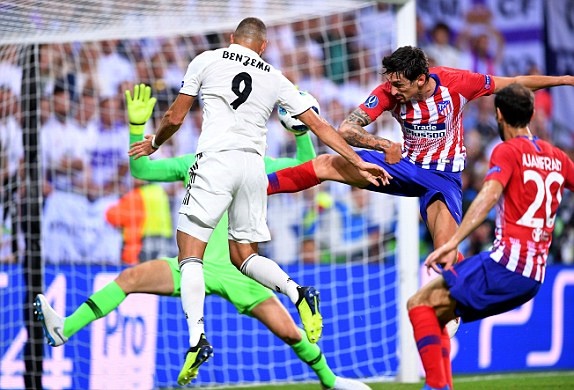 Benzema đánh đầu cân bằng cách biệt.