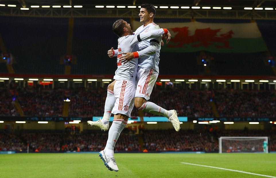 Morata chia vui cùng người đàn anh.