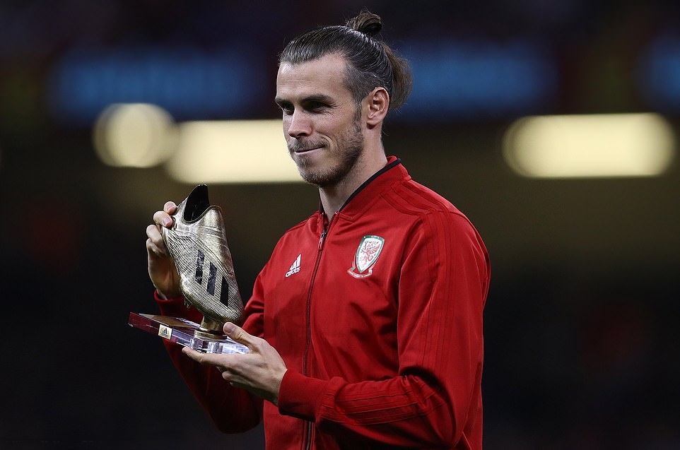 Gareth Bale nhận giải thưởng Chiếc giày vàng vì kỷ lục ghi bàn trong màu áo ĐTQG. Tuy nhiên anh không góp mặt trong trận đấu vì chấn thương.