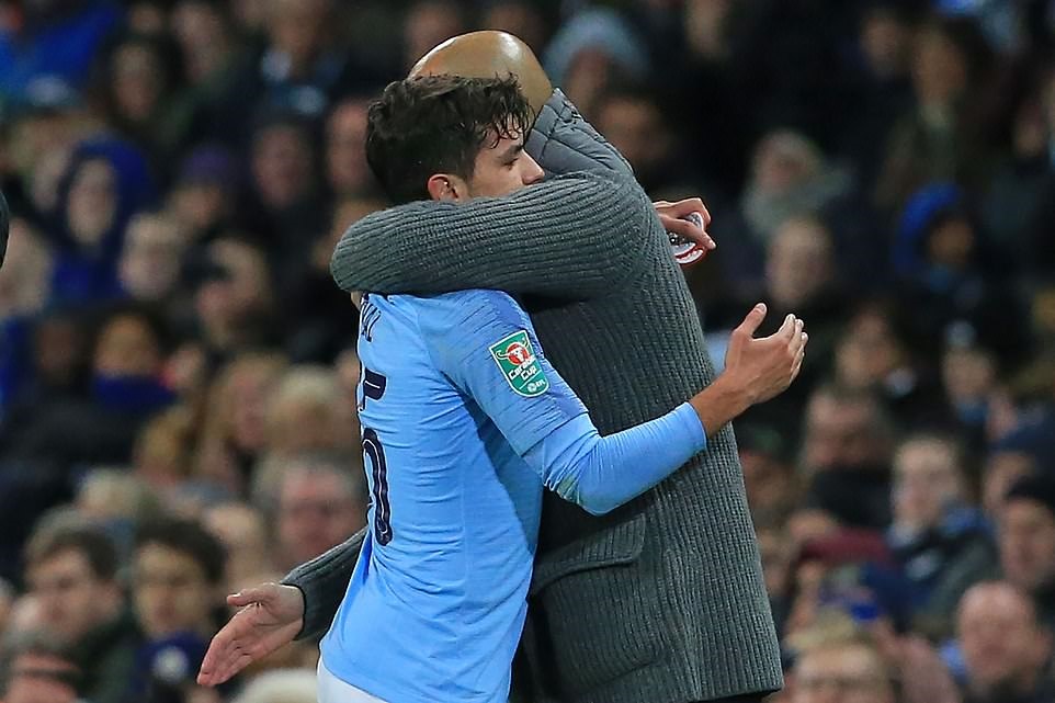Pep Guardiola dành cái ôm động viên cho ngôi sao trẻ.