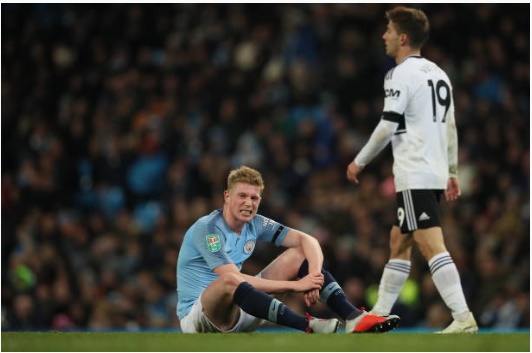 De Bruyne bất ngờ tái phát chấn thương ở phút 86.
