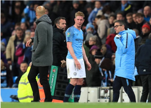 Ngay sau đó anh đã phải rời sân. Hiện chưa rõ mức độ chấn thương của tiền vệ người Bỉ.