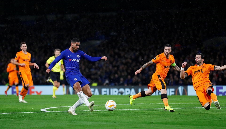 Phút 56, Ruben Loftus-Cheek bất ngờ đột phá ở trung lộ, dẫn bóng vào khu vực 16m50 rồi tung ra cú sút chéo góc, đáng tiếc bóng đi chệch khung thành.