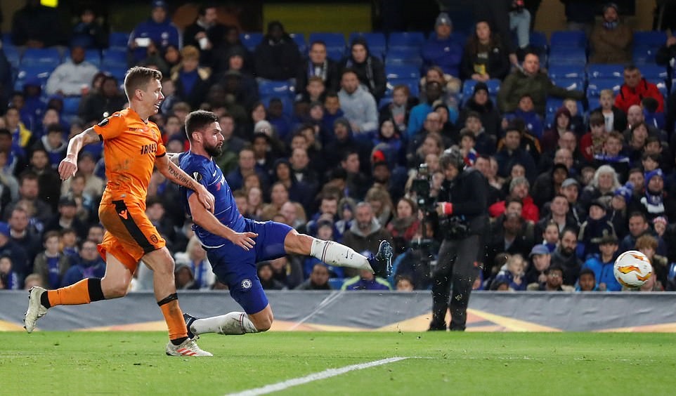 Đến phút 37, The Blues đã có bàn thắng nâng tỷ số lên 2-0, người lập công tiếp tục là Giroud. Fabregas thực hiện đường chuyền sở trường vào vòng cấm, và Giroud đã có pha chọn điểm rơi và thực hiện cú dứt điểm một chạm chuẩn xác, không cho thủ thành Paschalakis cơ hội nào để cản phá.