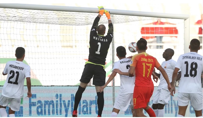 Ảnh bài viết Thủ thành của Kyrgyzstan chơi 'bóng rổ', dâng tặng tuyển Trung Quốc 2 bàn