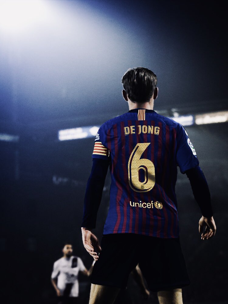 De Jong sẽ kế thừa chiếc áo số 6 huyền thoại của Xavi?