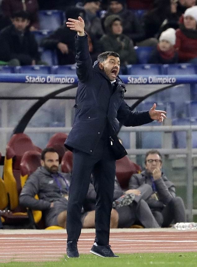 Bất ngờ bị thủng lưới, HLV của Porto yêu cầu các học trò đẩy cao đội hình tìm kiếm bàn thắng.