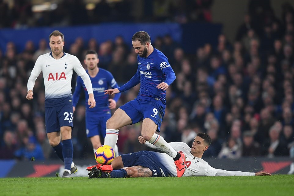 Higuain khiến lối chơi của Chelsea khởi sắc.