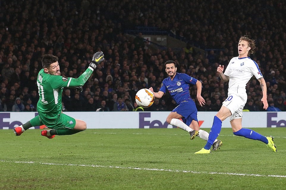 Với lợi thế sân nhà và lực lượng được đánh giá cao hơn, Chelsea dễ dàng giành quyền kiểm soát ngay sau tiếng còi khai cuộc. Những pha lên bóng ở 2 biên nhờ vào tốc độ của Pedro hay Willian khiến hàng phòng ngự của Dinamo Kyiv chao đảo.