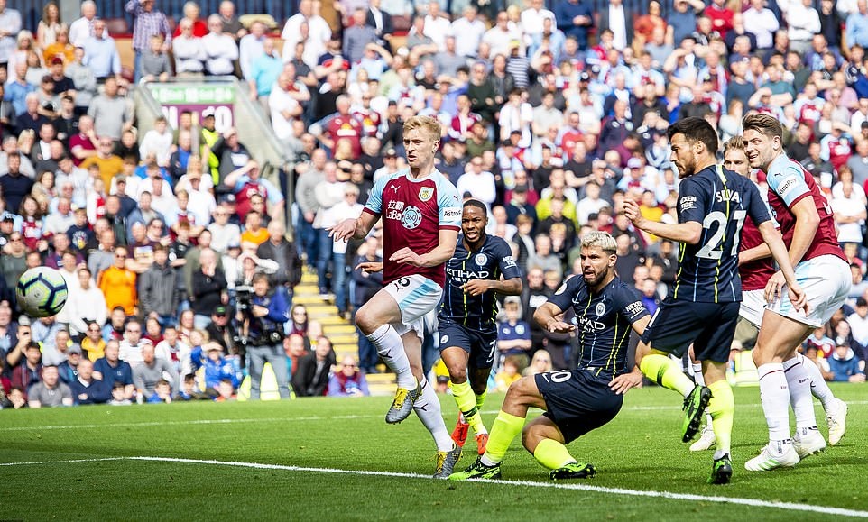 Đến phút 63, điều mà các CĐV Man City trông chờ cũng đã đến, đó chính là bàn mở tỷ số. Sergio Aguero cài người khéo léo trong vòng cấm và tung ra cú dứt điểm.