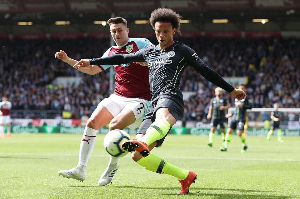 Những phút tiếp theo Man City chủ động chơi chậm lại, đồng thời tung thêm cầu thủ phòng ngự vào sân để bảo vệ thành quả. Với thắng lợi 1-0, Man City đã đòi lại ngôi đầu từ tay Liverpool.