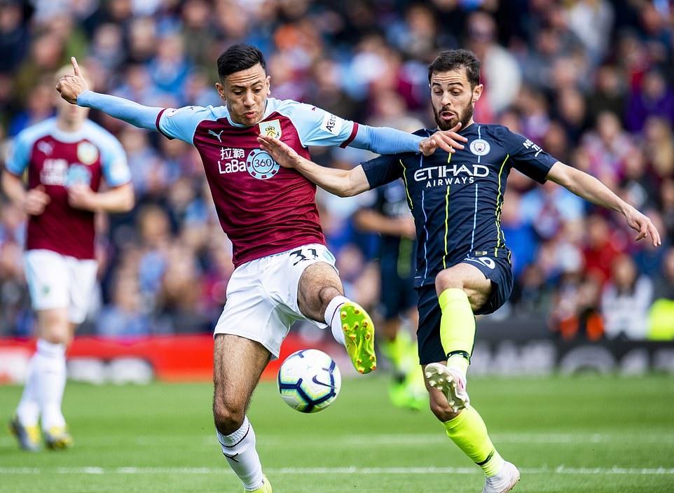 Ngay sau tiếng còi khai cuộc, Man City đã đẩy cao đội hình nhằm áp đặt thế trận. Có thể thấy rõ quyết tâm của đoàn quân HLV Pep Guardiola bởi họ đang so kè với Liverpool trong cuộc đua vô địch. Tuy nhiên họ bế tắc trước sự lì lợm của Burnley. Đội chủ sân Turf Moof chơi với một hàng phòng ngự lùi sâu, đồng thời đeo bám quyết liệt khiến những ngôi sao bên phía Man City gặp rất nhiều khó khăn.