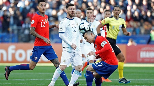 Thủ quân của hai đội, Messi và Gary Medel có những pha va chạm nảy lửa.